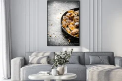 Plakat: Kryształ brązowy cukier. na czarnym tle tamtejsze.