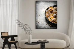 Plakat: Kryształ brązowy cukier. na czarnym tle tamtejsze.