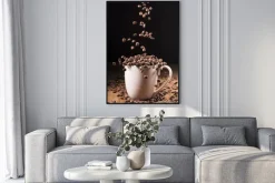 Plakat: Kubek z ziarnami kawy