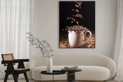 Plakat: Kubek z ziarnami kawy