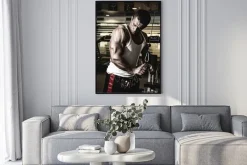 Plakat: Kulturysta trenuje mięśnie w siłowni