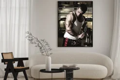 Plakat: Kulturysta trenuje mięśnie w siłowni