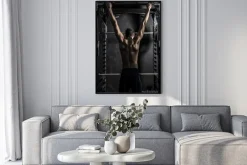 Plakat: Kulturystyka, młody athletic strong man pokazując powrót pracujących