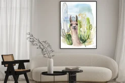 Plakat: Lama w kompozycji z kaktusami w stylu rysunkowym