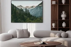 Plakat: Las iglasty i góry krajobraz podróż spokojny krajobraz lato zieleń