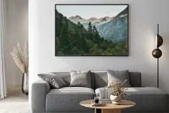 Plakat: Las iglasty i góry krajobraz podróż spokojny krajobraz lato zieleń