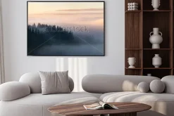 Plakat: Las w górach pokryte mgłą