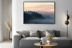 Plakat: Las w górach pokryte mgłą