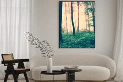 Plakat: Las w sepii z zielonym podszytem i liśćmi drzew