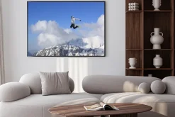 Plakat: Latanie snowboarder w górach. sport ekstremalny.