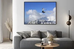 Plakat: Latanie snowboarder w górach. sport ekstremalny.