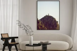 Plakat: Latarnia morska na szczycie kamiennego urwiska