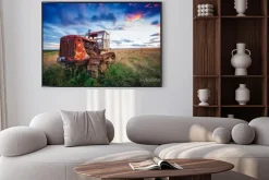 Plakat: Ld zardzewiały traktor w polu o zachodzie słońca