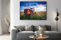 Plakat: Ld zardzewiały traktor w polu o zachodzie słońca