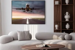 Plakat: Lądujący na pasie samolot