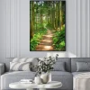 Plakat: Leśna ścieżka otoczona zielonymi drzewami