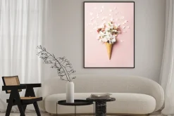 Plakat: Letnie kwiaty w wafelku na różowym tle