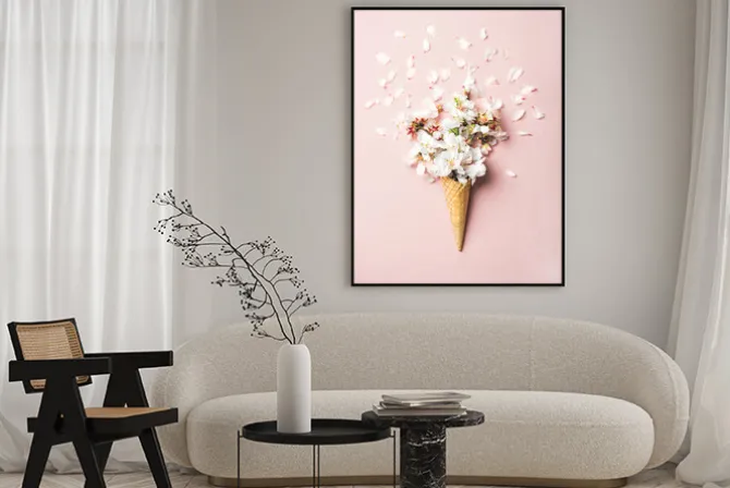 Plakat: Letnie kwiaty w wafelku na różowym tle