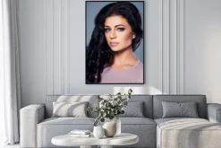 Plakat: Śliczna modelka z zdrowej skóry i sierści