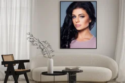 Plakat: Śliczna modelka z zdrowej skóry i sierści