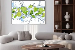 Plakat: Limonki w wodzie na białym tle