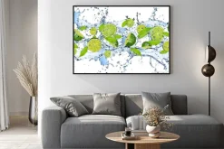 Plakat: Limonki w wodzie na białym tle