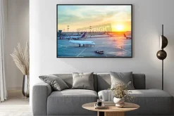 Plakat: Lotnisko z wieloma samolotami w piękny zachód słońca