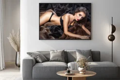 Plakat: Luksusowe piękna kobieta w futra z norek płaszcz z kapturem patrząc