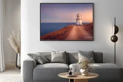 Plakat: Mała latarnia morska na wybrzeżu