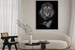 Plakat: Majestatyczna sylwetka lwa na ciemnym tle
