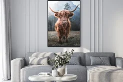 Plakat: Majestatyczny byk na tle góry