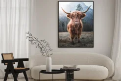 Plakat: Majestatyczny byk na tle góry