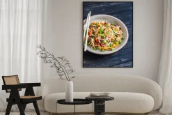 Plakat: Makaron ryżowy z warzyw stir fry na płycie ceramicznej na ciemnym