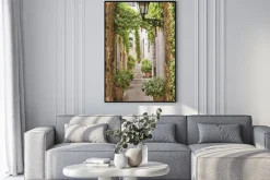 Plakat: Malownicza kamienna uliczka z kwiatami