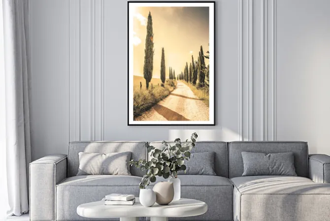 Plakat: Malownicza wiejska droga w toskanii z drzewami