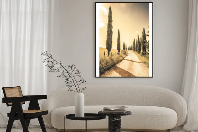 Plakat: Malownicza wiejska droga w toskanii z drzewami