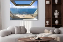 Plakat: Malowniczy widok morza przez otwarte okno