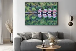 Plakat: Malowniczy widok na jezioro i rybackie chaty w flam, norwegia