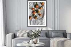 Plakat: Mandarynki z liśćmi na białym płóciennym obrusie