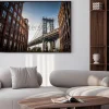 Plakat: Manhattan bridge seen from a narrow alley enclosed by two brick