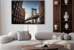 Plakat: Manhattan bridge seen from a narrow alley enclosed by two brick