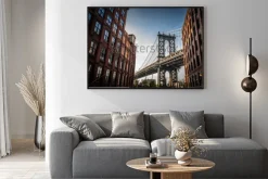 Plakat: Manhattan bridge seen from a narrow alley enclosed by two brick