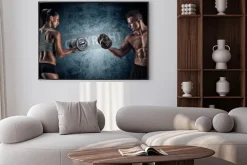 Plakat: Mężczyzna i kobieta na ciemnym tle