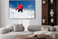 Plakat: Mężczyzna na nartach narciarz w ośrodku narciarskim