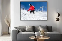 Plakat: Mężczyzna na nartach narciarz w ośrodku narciarskim