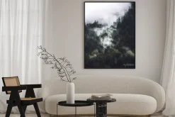 Plakat: Mgła w dolinie nad lasem