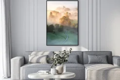 Plakat: Mglisty krajobraz drzewa na wzgórzach o poranku