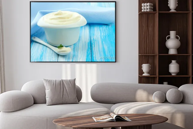 Plakat: Śmietana w misce na stole close-up