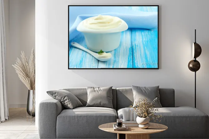 Plakat: Śmietana w misce na stole close-up