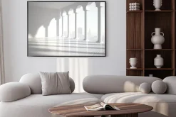 Plakat: Minimalistyczne wnętrze z kolumnami